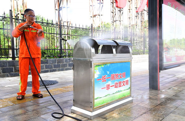 春節前對果皮箱進行清洗 春節前對果皮箱進行清洗