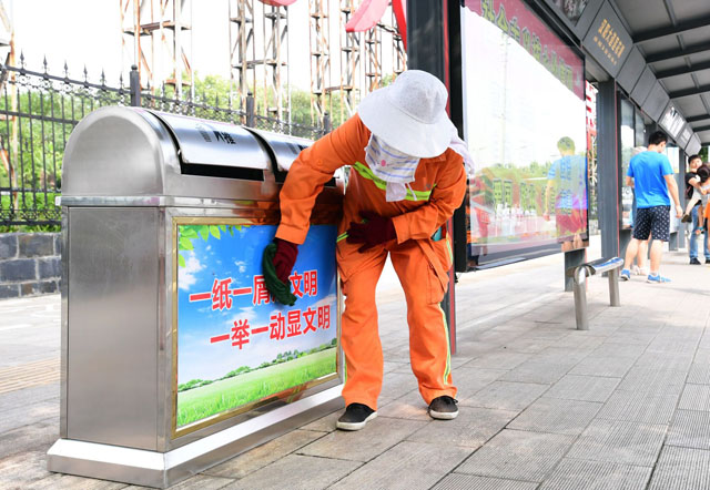 春節前對果皮箱進行清洗 春節前對果皮箱進行清洗